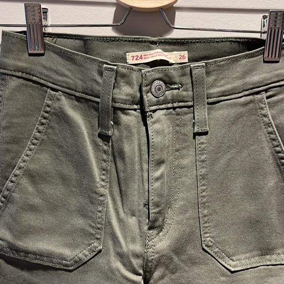 Levi’s 724 high rise straight crop cargo pants in olive green - Picture 2 of 6